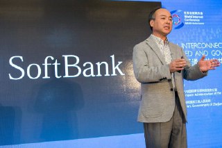 消息称软银与OpenAI的日本合资企业进展推迟据知情人士透露，软银集团计划与OpenAI成立一家合资企业，为日本的企业客户提供人工智能服务，但目前这一计划的进展已明显落后于预期。消息人士称，该合资企业原定于今年夏天成立，但筹备工作的时间比预期要长，预计11月将公布最新进展。该消息人士拒绝透露姓名，因细节尚未公开。软银表示，准备工作正在进行中，但拒绝就细节置评。OpenAI没有立即回应置评请求。软银首席执行官孙正义与OpenAI首席执行官萨姆·奥特曼今年2月宣布成立SB OpenAI日本公司。软银表示，该合资