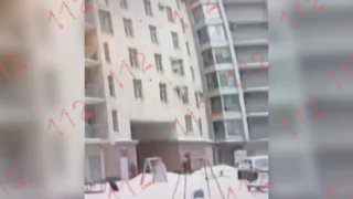 В Санкт-Петербурге дворник поймал мальчика, который выпал с седьмого этажа многоэтажкиКак пишет портал 78. ru, ребенок играл у открытого окна на планшете, сорвался, но зацепился за карниз. Дворник обратил внимание на мальчика еще до падения и кричал ему, ч