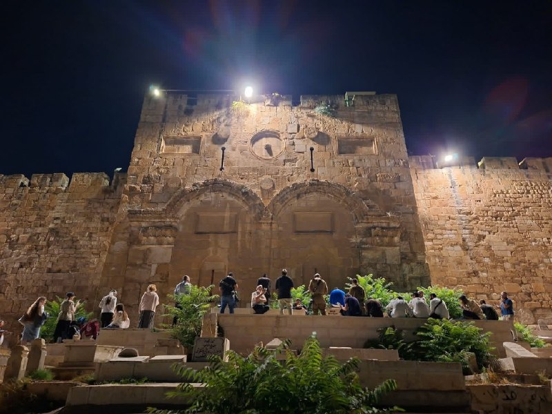 The settlement calls to hold Talmudic prayers and ceremonies at the Gate of Mercy after midnight to perform what is known as "Salehot", in the evening of what is called Yom Kippur, after holding Talmudic rituals and prayers at the same place last Thursday evening.