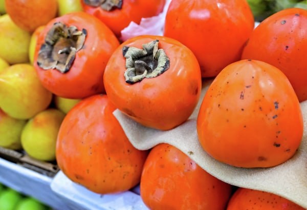 המומחה המליץ לאחסן אפרסמונים בוסר עם תפוחים אתילן שמשתחרר מהפרי עוזר לפרי להגיע להבשלה מהר יותר. המועמד למד…
