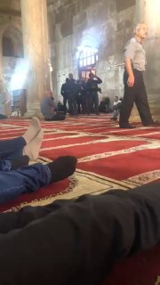 משטרת הכיבוש הסתערה על אולם התפילה באב אל-רחמה במסגד אל-אקצא המבורך במהלך תפילת יום השישי אחר הצהריים.