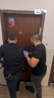 🇮🇱 חמישה חשודים, בהם קטין, נעצרו באילת בחשד להפעלת משחקי הימורים בטיילת באמצעות ״מהמרים שתולים״. חקירה סמ…