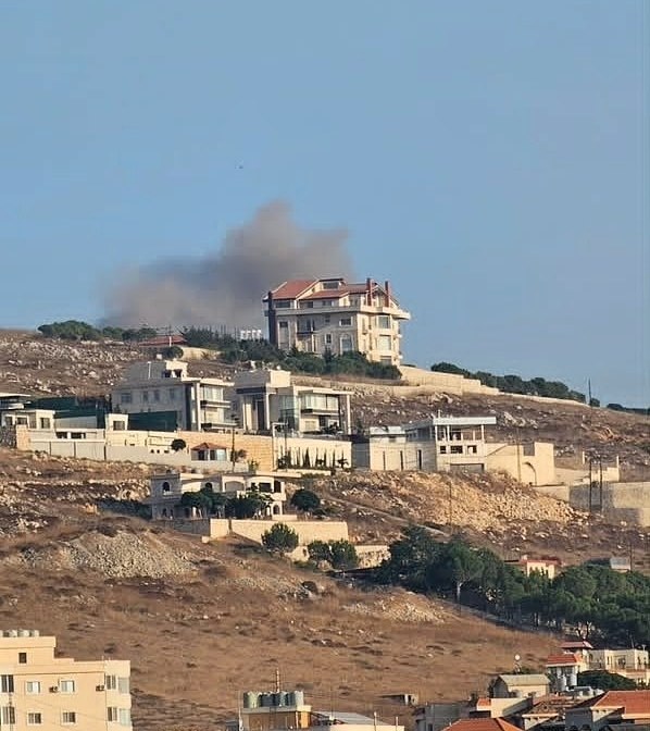 דחוף: מזל"ט ישראלי מטיל פצצות נפץ על יערות גבעת "עלי אל-טאהר", בדרום לבנון.