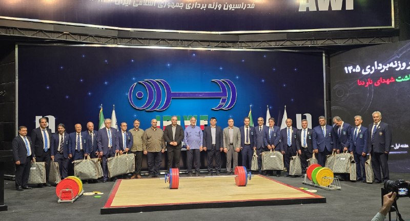 IRIWF | صفحه رسمی فدراسیون وزنه برداری جمهوری اسلامی ایران: 📸هدایای ویژه فدراسیون وزنهبرداری برای داوران با حضور دکتر عليرضا زاکانی شهردار محترم تهران و دکتر حسین اوجاقی به داوران