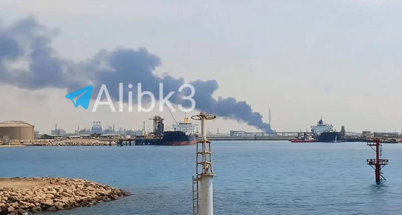 תמונות מסתובבות מציגות עשן שעולה ממתקני הנפט של ארמקו באזור התעשייה יאנבו, ערב הסעודית