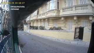 Кадры покушения на украинского бизнесмена Вадима Ермолаева в Монако опубликовал генпрокурор Украины Руслан Кравченко. По его словам, исполнители покушения заранее установили камеру рядом с местом преступления, чтобы подтвердить выполнение заказа, а затем п