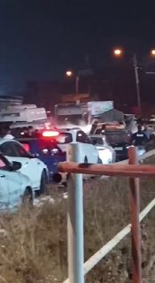 כוחות ישראליים משגרים פצצות גז לעבר כלי רכב במחסום בית פוריק, מזרחית לשכם