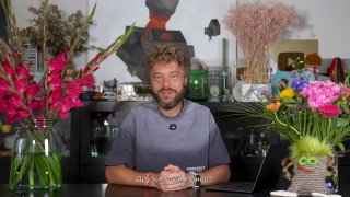 Россияне выносят деньги из банков, власти начали импортировать бензин, очереди к заправкам видно даже из космоса, а ограничения на топливо уже действуют почти во всех регионах. Чиновников уже заправляют без очереди, обычные водители ездят на АЗС по ночам, 