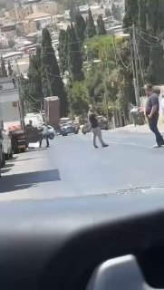 מתנחלים חמושים חוסמים רחוב בשכונת אל-סוואנה בירושלים הכבושה, ותוקפים כלי רכב פלסטינים.