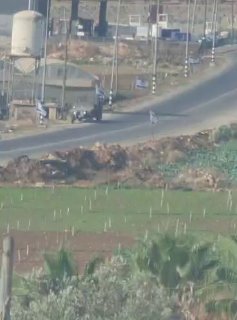 כוחות ישראל מונעים מאזרחים להשתמש בדרכים חלופיות כדי להגיע למחנה אל-פאוואר, דרומית לחברון, בעוד שהכניסה אלי…