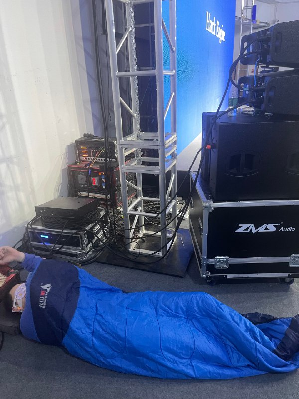 #AIHackathon 家乡有句名言，想要当老板，先要睡地板，这位小哥我相信你一定可以