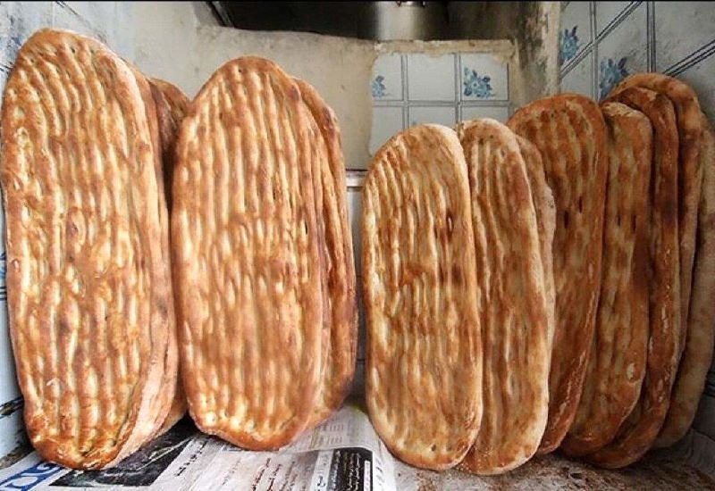 🫂همدلی🫂: 🍞در یک نانوایی چند منظورهکه انواع نان تولید میشدهیه بربری ساده با یه بربری خشخاشیدعواشون میشهسر و صدا و داد و فریاد و.