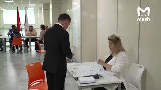 Выборы в Госдуму и региональные органы власти начались в России, явка на текущий момент — 4,83%, сообщили в ЦИК РФ. Граждане сформируют состав из 450 депутатов на новый пятилетний срок — их выберут по партийным спискам и одномандатным округам. Поставить га