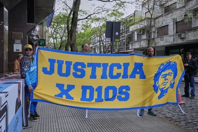 Maradona's death; Prosecutors in Argentina demanded that the guilty be punished with a sentence of up to 12 years in prison Al Jazeera wrote; The Argentinian prosecutors claimed that the members of the "Ashfatai" medical team responsible for treating the football legend Diego Maradona at the time of his death should be sentenced to up to 12 years in prison. The trial of seven medical professionals in connection with Maradona's death - which occurred on November 25, 2020 while he was recovering from surgery for a blood clot in the brain - has been ongoing since April. This famous star, who had a history of drug abuse, was 60 years old when he died. His medical team, which includes a senior doctor, a psychiatrist, a psychologist and nurses, are accused of providing poor care in the period leading up to his death. But they deny these allegations.