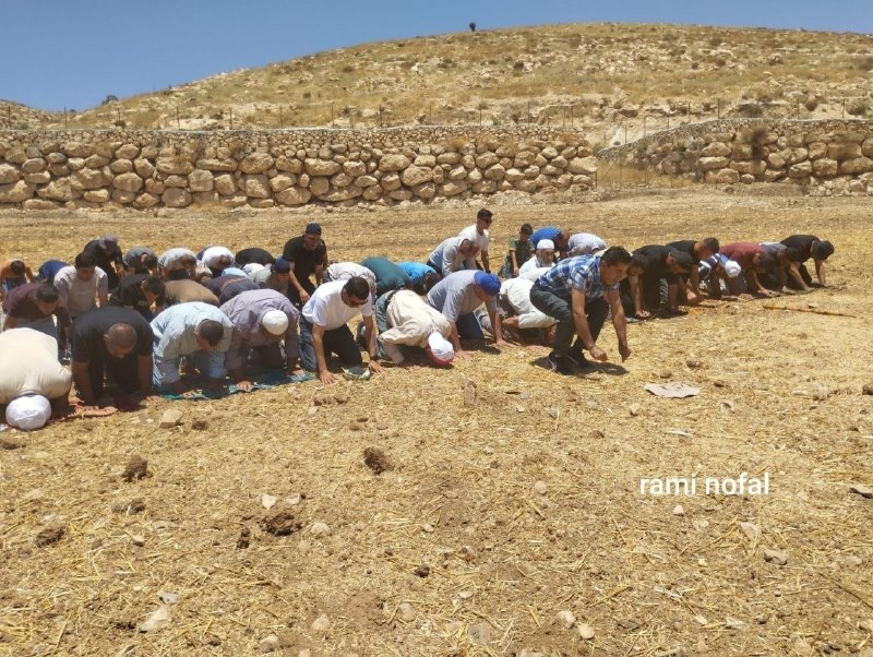 פלסטינים התפללו ליד אידנה לאחר שנמנעה כניסתם למתחם תפילה