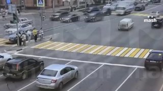 Кадры жуткой аварии в Омске — "Лада Гранта" таранит семерых пешеходов на островке безопасности. На записи видно, как авто перестроилось за 30 метров до столкновения. 64-летний водитель не пытался свернуть или снизить скорость.В результате пострадали восемь