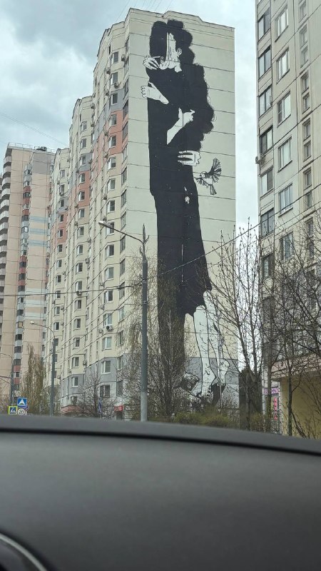 Вот казалось бы неплохая идея, дать место художникам чтобы они смогли и самовыразиться и фасады домов не были… — фото 2 из 10