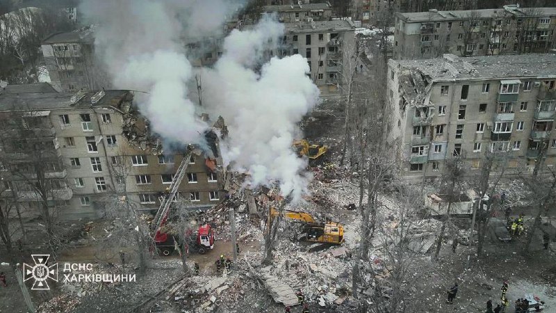 10 человек погибли после российского удара по пятиэтажному дому в ХарьковеОб этом сообщает Государственная служба Украины по чрезвычайным ситуациям. Среди погибших двое детей — девятилетний мальчик и 13-летняя девочка.Кроме того, в результате удара баллист