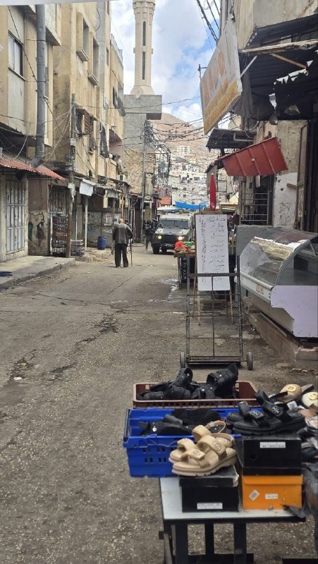 תמונה של צד של נוכחות כוחות הכיבוש ברחוב השוק במחנה בלאטה.