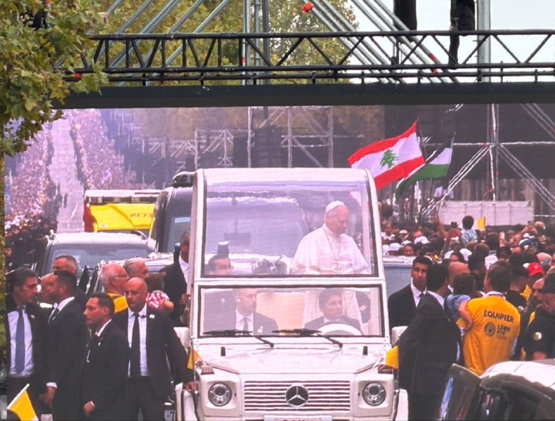 The Lebanese flag 🇱🇧 is one of the many flags that were raised in Paris during the visit of His Holiness the Pope