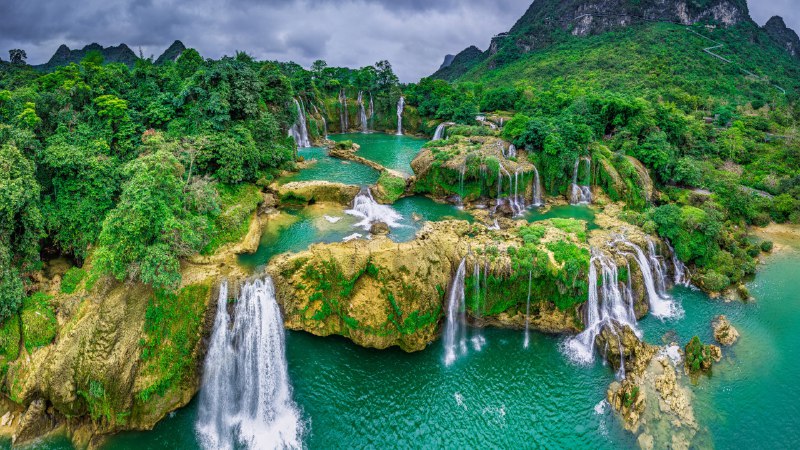A borderline paradiseBản Giốc–Detian Falls on the Quây Sơn River, Vietnam (© Shane P. White/Minden Pictures)