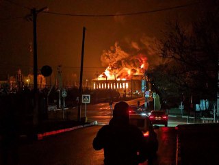 В городе Короча Белгородской области после атаки БПЛА загорелся торговый центр, сообщил губернатор Гладков. По предварительным данным, пострадавших нет.«Пожарными расчётами производится ликвидация очага возгорания. От ещё одного удара выбиты окна в 4 кварт