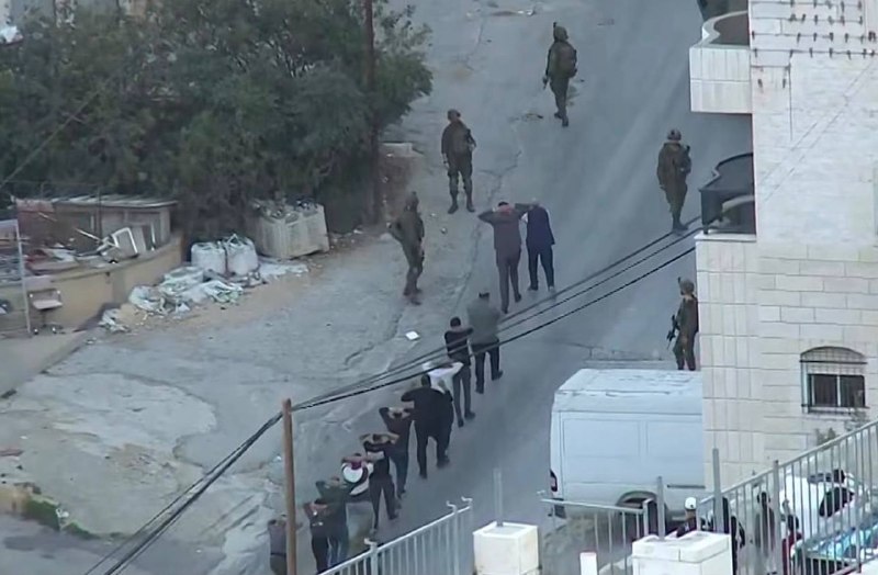 כוחות ישראל עצרו והתעללו בעשרות אזרחים בשכונת עין דיר בהא בחברון.
