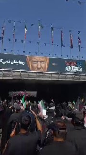 ‼️בצומת רחוב אנגלבל בטהרן, טראמפ נדחק לפינה והם זורקים עליו אבנים ובקבוקי מים מינרליים.
