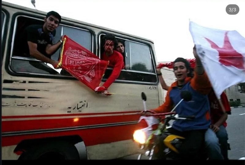 فوت توییت ⚽️: دهه ۷۰ و اوایل دهه ۸۰ بعضی ظهرها وقتی داشتی میرفتی خونه با همچین صحنه هایی مواجه میشدی. ممکنه در اولین نگاه روزگار بیهود