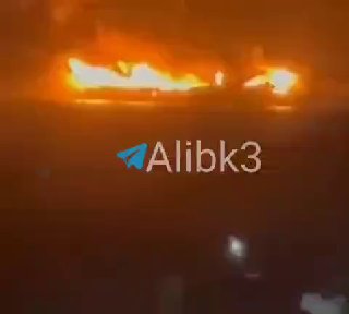 סצנות בלעדיות של המתקפה התימנית על אספקה צבאית סעודית בנמל אל-מוחא לפני שעה קלה.