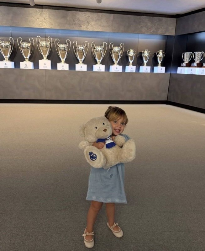 رئال مادرید | Real Madrid: 🤍🤩دختر گوگولی برناردو سیلوا در کنار ویترین افتخارات رئال 👑👑 @FCRealMadrid |
