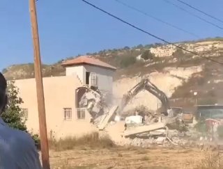 جرافات إسرائيلية تهدم محالاً تجارية قرب عنزا بجنين