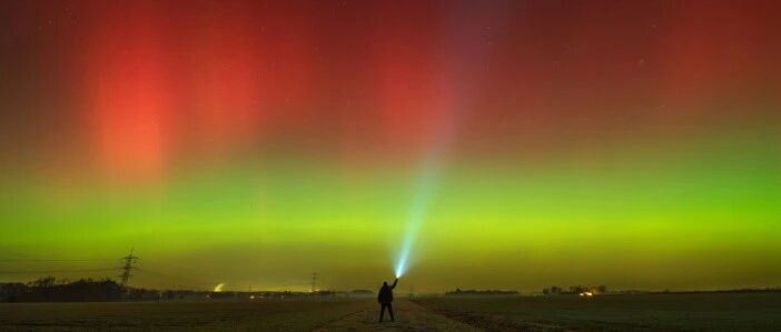 世界上没有一款产品仅靠 AI，就突然变得独特了 | 对话 flomo 少楠去年这个时候，DS 发布，一时手足无措今年挺期待 DS 发布，因为有了冲浪板感谢@张卓 的访谈，系统性的梳理了过去一年的思考，以及对未来的一些想象（虽然大概率可能是错的）