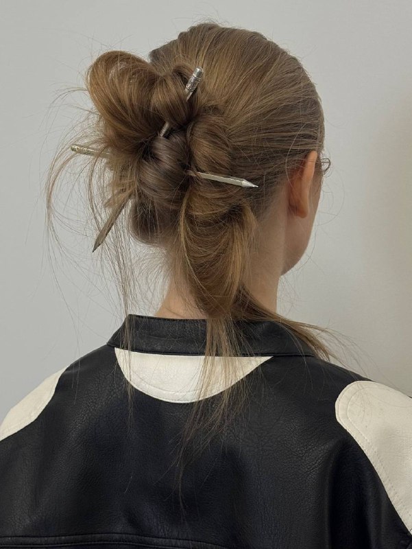 Когда небрежность требует точности 🙌🏻Вернулась к практике и собственному обучению. Иногда полезно остановиться и снова начать с базы — смотреть на привычные вещи под новым углом. Сейчас тренирую укладки: растрёпанные пучки, вайб «депрессивных волос» — немного или много небрежности, которая на самом деле требует точности. Заодно пробовала, как мои украшения смотрятся в разных волосах — каждый раз как новое. Учусь не только технике, но и дополнительной стилизации.🌹Когда небрежность требует точности 🙌🏻Вернулась к практике и собственному обучению. Иногда полезно остановиться и снова начать с базы — смотреть на привычные вещи под новым углом. Сейчас тренирую укладки: растрёпанные пучки, вайб «депрессивных волос» — немного или много небрежности, которая на самом деле требует точности. Заодно пробовала, как мои украшения смотрятся в разных волосах — каждый раз как новое. Учусь не только технике, но и дополнительной стилизации.🌹