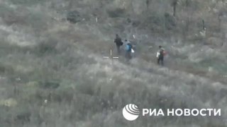 חיילי גדוד 78 סבר-אחמת פינו 15 אזרחים מפאתי קונסטנטינובקה. ביניהם היו נשים מבוגרות שלא יכלו עוד ללכת בכוחות…