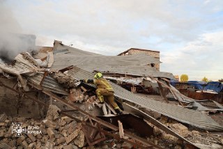 В результате обстрела Киева пострадали десять человек, среди них ребенок, передает ГСЧС Украины.Ведомство сообщило о попаданиях по проезжой части, офисному зданию и двух складских зданиях.Мэр Кличко написал, что при атаке использовались баллистические раке