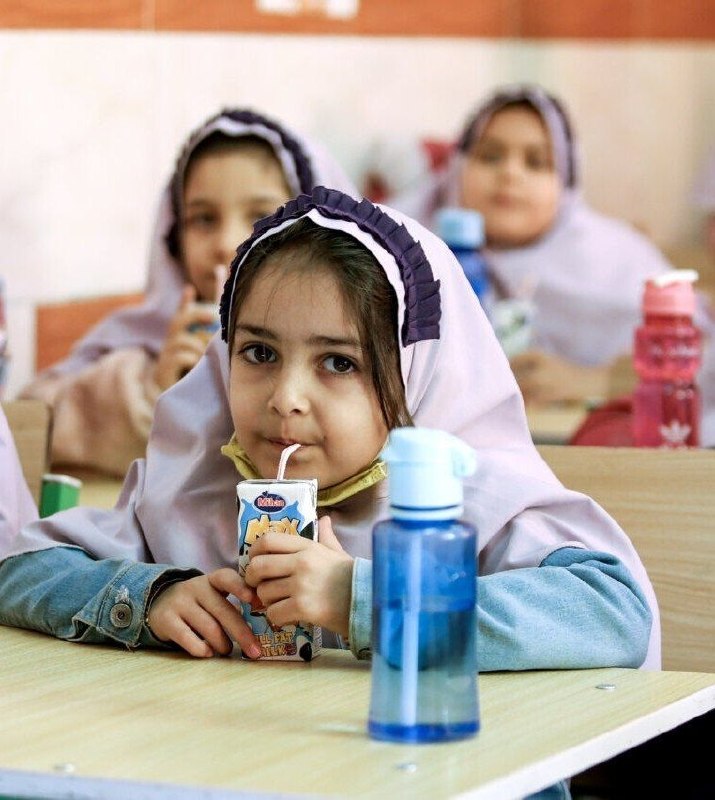 اخبار آذربایجان غربی: دبستانی‌ها از مهرماه شیر رایگان می‌نوشند🔹دبیر کمیته شیر مدارس وزارت آموزش‌وپرورش از برنامه‌ریزی برای آغاز توزیع شیر رایگ