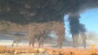 В Самарской области горит Новокуйбышевский НПЗ, распространяются кадры очевидцев. Губернатор утром сообщил, что в регионе «идет отражение атаки ВСУ», «работают ПВО, мобильные огневые группы».upd: «Враг <…> запустил рекордное количество дронов. В Сама