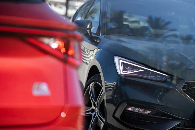 За 22.000 евро — SEAT León с автоматом и "зелёным" ярлыком? В 2026-м э