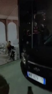 תמונה של העימות האלים של משטרת אלבניה עם המפגינים משטרת המהומות האלבנית בטירנה היכתה מפגין שנפל על הקרקע וה…
