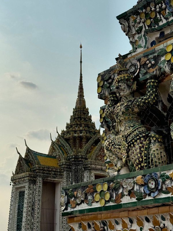 Не скажу, что я фанат туристических мест. Но! В Тайланде главные достопримечательности — это храмы. Поэтому походам по священным и популярным местам — быть!Wat Arun — Храм Утренней Зари в Бангококе. Больше всего меня зацепило украшение храма. Он украшен осколками китайской фарфоровой посуды и керамикой. По легенде, мрамор и фарфор, а также китайские статуэтки в храм попали с затонувшего тайского корабля, который занимался торговлей с поднебесной.А пока мы гуляем по Бангкоку, любимый пёпсик ждет нас в Паттайе 💖Не скажу, что я фанат туристических мест. Но! В Тайланде главные достопримечательности — это храмы. Поэтому походам по священным и популярным местам — быть!Wat Arun — Храм Утренней Зари в Бангококе. Больше всего меня зацепило украшение храма. Он украшен осколками китайской фарфоровой посуды и керамикой. По легенде, мрамор и фарфор, а также китайские статуэтки в храм попали с затонувшего тайского корабля, который занимался торговлей с поднебесной.А пока мы гуляем по Бангкоку, любимый пёпсик ждет нас в Паттайе 💖