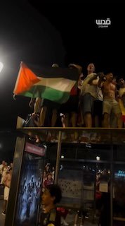 מברצלונה.. דגל פלסטין תופס את מרכז הבמה בחגיגות הזכייה של נבחרת ספרד בגביע העולם.