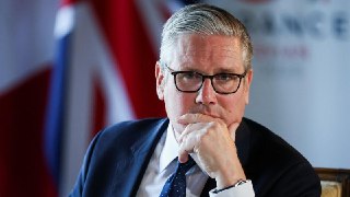 Премьер-министр Великобритании Кир Стармер подал в отставку — это уже шестой британский премьер подряд, который не смог досидеть свой срок до конца. Стармер сообщил, что останется исполнять обязанности до избрания нового лидера лейбористской партии и пообе