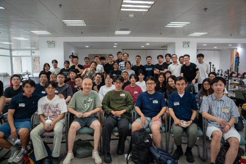 ✈️这次闪现上海的36小时，未免也太充实了！👩‍🏫🧑‍💻在 Dyna Robotics 上海办公室，举办了第一期 Dyna Talk, 邀请了两位超级优秀的清华同学：👩‍🎓Han Zhang (incoming Stanford PhD)，分享了她最新的研究成果 DexUMI 和 DOGlove，还有硬件整活那些事儿，这么硬核的东西都能分享得笑声不断，对硬件passion 真是太有感染力了！🧑‍💻Leo Wang (incoming Maryland U PhD)，分享如何成为一名机器人领域的小红书“网红”
