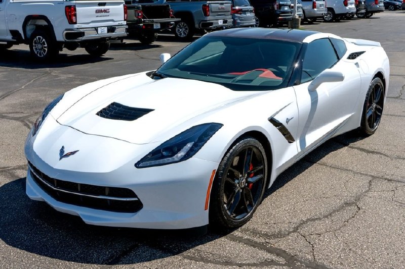 🚗⚡ Заголовок: «Покорители дороги: 2014‑годовой Chevrolet Corvette Stingray с Z5