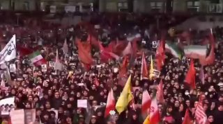 - 🇮🇷 הרגע שבו קולו של האימאם חמינאי עולה לרמקולים (תקשיבו לקהל...)