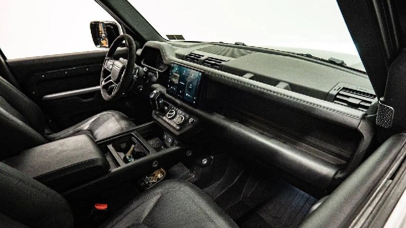 Ателье Apocalypse Manufacturing превратило Land Rover Defender в шестиколесный пикап 3
