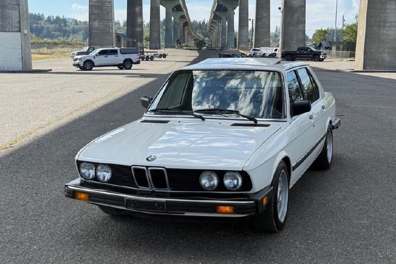Сегодня мы хотим поделиться с вами интересной находкой - BMW 533i 1983 года выпу