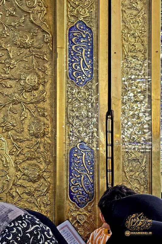 روزنامه فرهیختگان: 📸 بگشای صفحهای دگر از دفتر جمالبیتی فزون بر این غزل ناتمام کنتصویری از غزل آقای شهید ایران در نجوا با امان رضا علیهالس