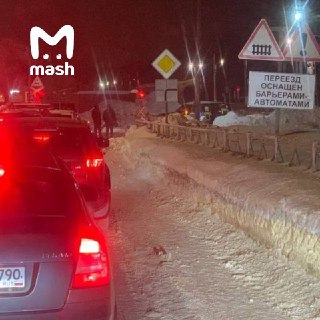 Взорвалась машина на ж/д переезде в подмосковном Фрязино — пострадал мужчина.По данным Mash, внедорожник Nissan Patrol рванул прямо у путей рядом с улицей Вокзальная. Предварительно, в салоне сработало СВУ. Рассматривается версия передела бизнеса.Водитель,